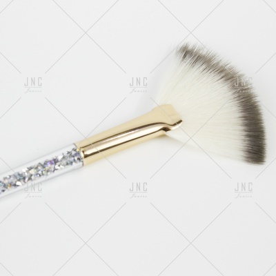 Pincel de maquilhagem tipo leque com cerdas brancas e cabo prateado