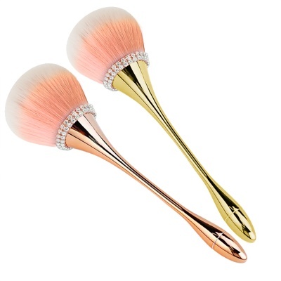 Conjunto de dois pincéis de maquilhagem rosa com cabos metálicos dourado e rose gold