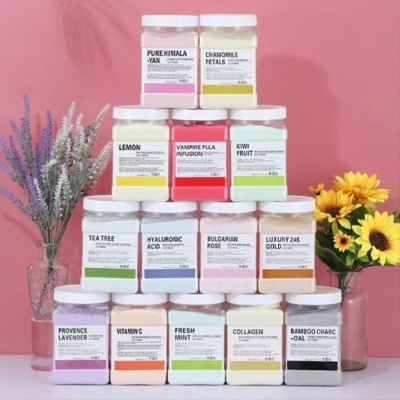 Frascos coloridos empilhados com produtos de cuidado pessoal e flores ao lado