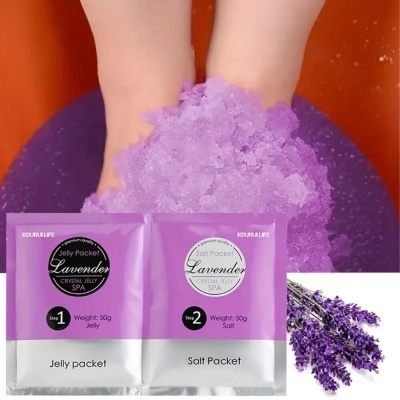 Pés em recipiente com cristais violeta, dois pacotes de spa Lavender Jelly e salt, ramo de lavanda