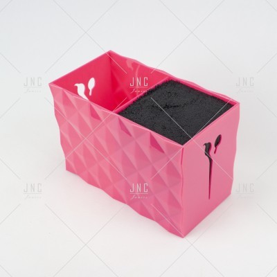 Organizador rosa com textura geométrica e compartimento com esponja preta