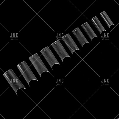 unhas postiças transparentes numeradas de 0 a 9 sobre fundo preto