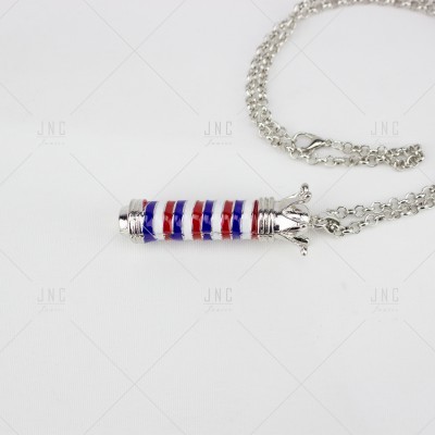 Colar prateado com pingente cilíndrico colorido em azul, branco e vermelho