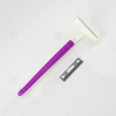 Lâmina de barbear com cabo roxo e lâmina de reposição sobre fundo branco