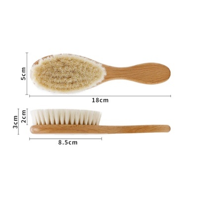 Dupla de escovas de madeira clara com cerdas naturais, uma maior oval de 18x5 cm e outra menor de 8,5x3 cm