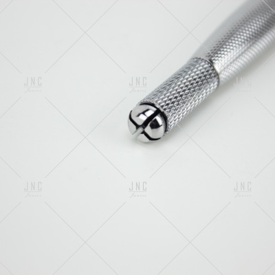 Lápis metálico com textura antiderrapante e terminal arredondado