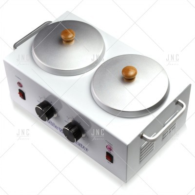 Máquina branca com duas placas metálicas e tampas com botões de madeira, botões pretos e alça lateral