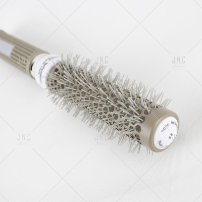 Escova de cabelo redonda cinzenta com cerdas metálicas e etiqueta branca