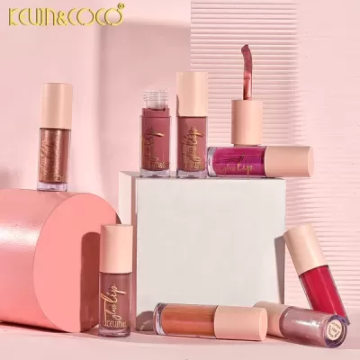 Batons líquidos e gloss de lábios em cores variadas com tampas rosa e logo Kevin&Coco