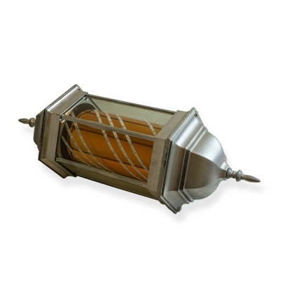 Lanterna de metal prateado com vela decorativa laranja