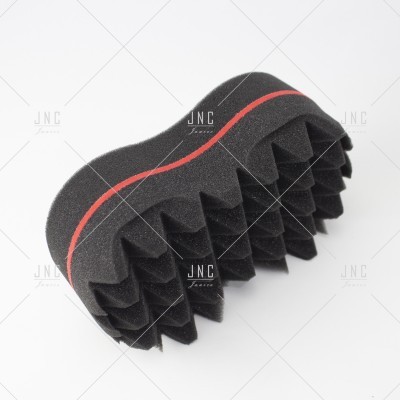 Esponja preta para cabelo com faixa vermelha e textura em ondas