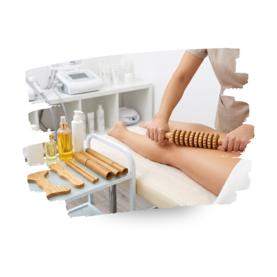 Rolo de madeira texturizado a ser usado numa perna com acessórios e produtos de massagem num carrinho branco.