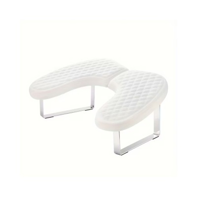 Banco curvo branco com pernas metálicas cromadas