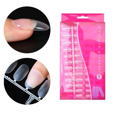 Protetor de manicure rosa com unhas postiças transparentes e aplicação em unhas