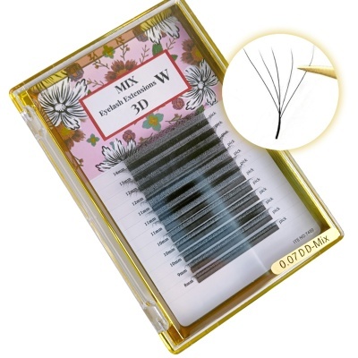 Extensões de pestanas em leque 3D em embalagem transparente com fundo rosa e flores.