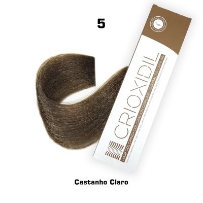 Amostra de cor de cabelo castanho claro com embalagem da marca CROIXXDIL