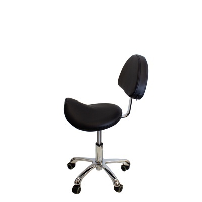 Cadeira de escritório preta em pele com estrutura cromada e rodas