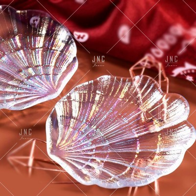 Caixas concha transparentes iridescentes com decoração em fundo vermelho e castanho