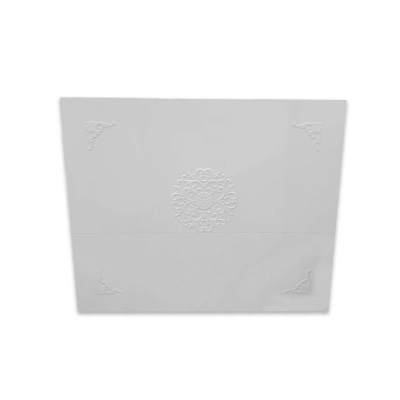 Toalha de papel branca com padrão de relevo floral e cantos decorativos