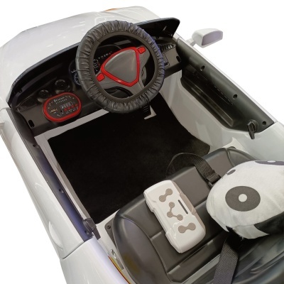 Interior de carro elétrico para criança branco com volante preto e vermelho e banco preto