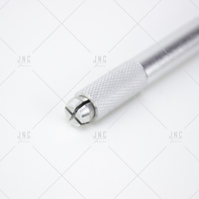 Ferramenta metálica prateada com ponta de fenda e corpo texturizado