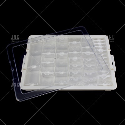 Organizador plástico branco com divisórias e tampa transparente