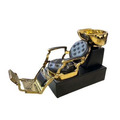 Miniatura de cadeira de cabeleireiro dourada com assento e encosto em couro preto e lavatório dourado