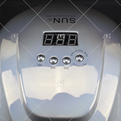 Dispositivo elétrico branco com visor digital e botões rotulados