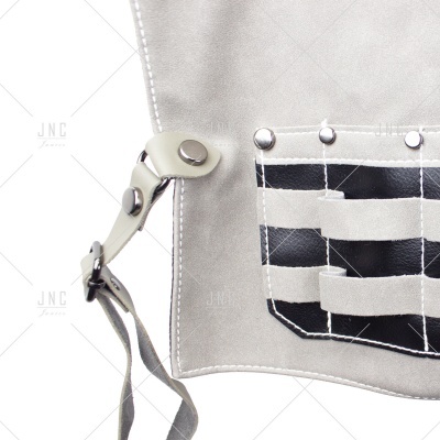 Avental cinza com bolso preto e branco em couro e rebites prateados