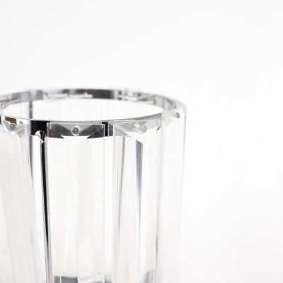 Copo transparente facetado em vidro ou acrílico