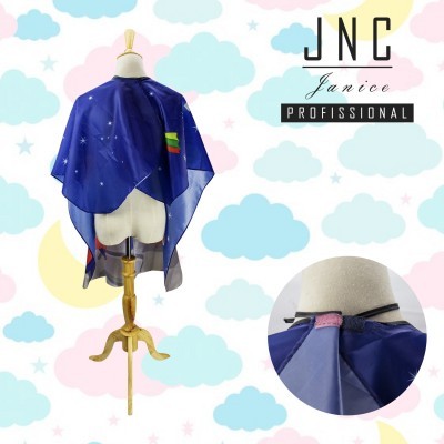 Capa de corte azul escura com pequenos detalhes, numa manequim em fundo de nuvens coloridas