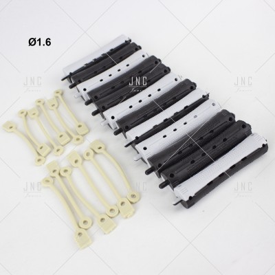 Rolos de cabelo pretos e brancos com peças plásticas bege sobre fundo branco