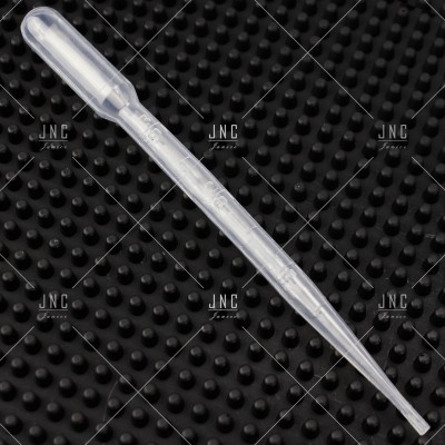 Pipeta de plástico transparente sobre superfície preta texturizada