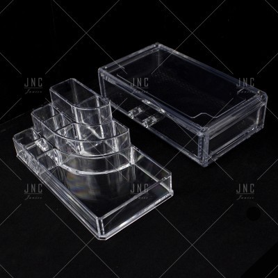 Organizador transparente de acrílico com cinco compartimentos sobre fundo preto