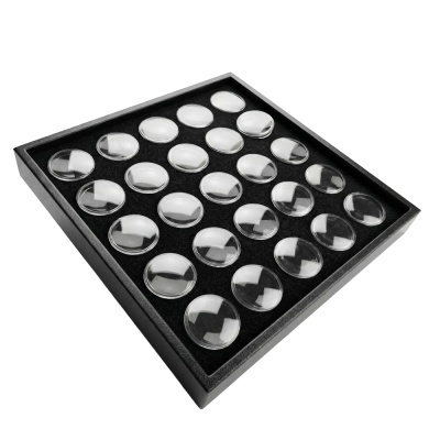 Conjunto de lentes de aumento transparentes numa caixa preta com interior almofadado