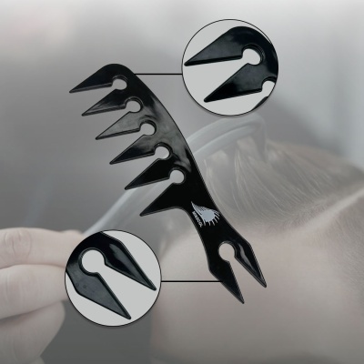 Pente preto de plástico com dentes largos e ranhuras em V para separar cabelo