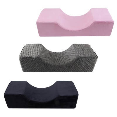 Três almofadas ortopédicas em rosa, cinzento texturado e preto liso