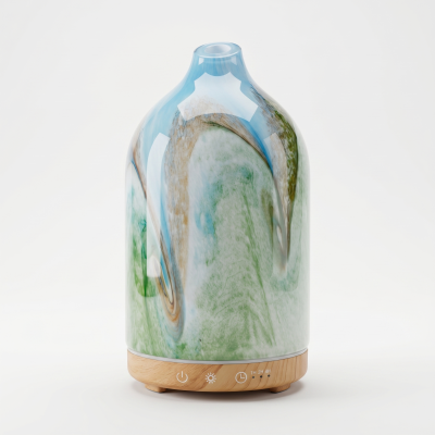 Difusor de aroma decorativo em vidro com padrão azul, verde e castanho e base de madeira clara