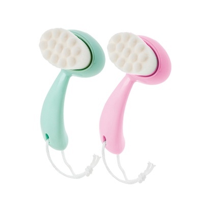 Duas escovas de banho, uma verde água e outra rosa, com cabeça branca almofadada e cordão branco