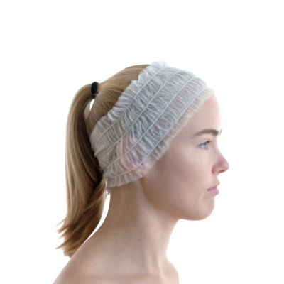 Mulher loira de perfil a usar faixa de cabelo branca elástica