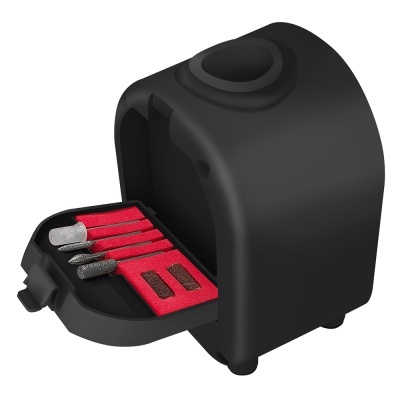 Dispositivo negro com gaveta aberta mostrando cinco pontas metálicas em base vermelha