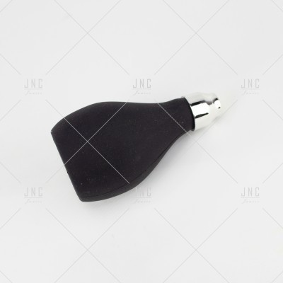 Frasco de perfume preto com tampa prata sobre fundo branco.