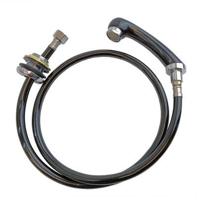 Mangueira flexível preta com conectores metálicos para torneira