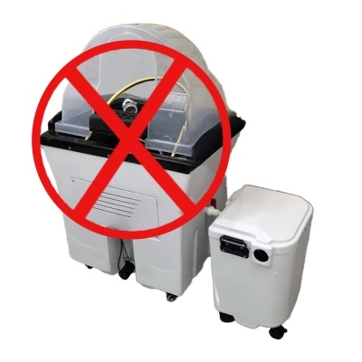 Dois contentores de lixo com rodas, um maior com tampa translúcida e símbolo de proibido, outro menor com abertura de descarte.