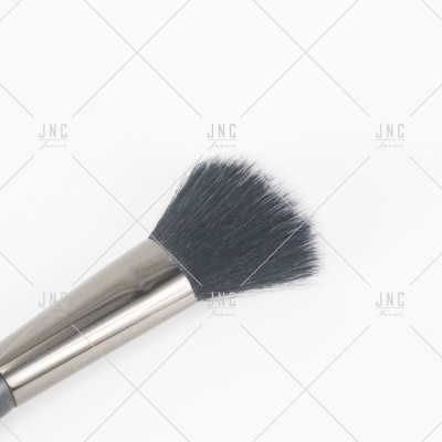 Pincel de maquilhagem com cerdas pretas e cabo prateado
