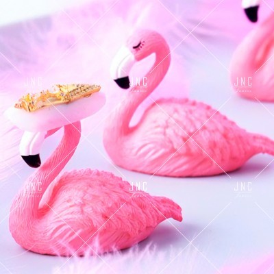 Flamingos decorativos rosa com textura e coroa dourada