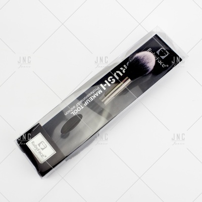 Pincel de maquilhagem profissional na sua embalagem preta e transparente