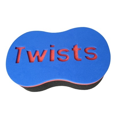 Esponja azul e vermelha com a palavra 'Twists' recortada