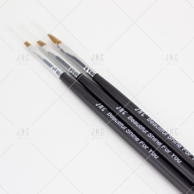 Três pincéis de unhas com cabo preto e cerdas brancas sobre fundo branco