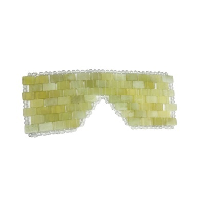 Pulseira de pedras verdes claras e contas transparentes sobre fundo branco.